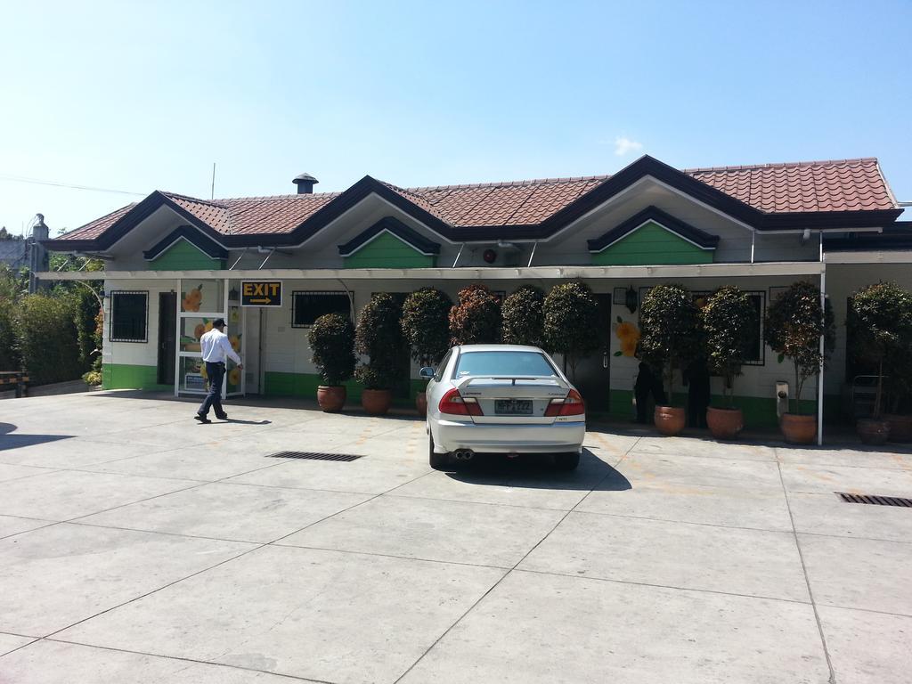 באגויו Hollywood Drive-In Hotel מראה חיצוני תמונה