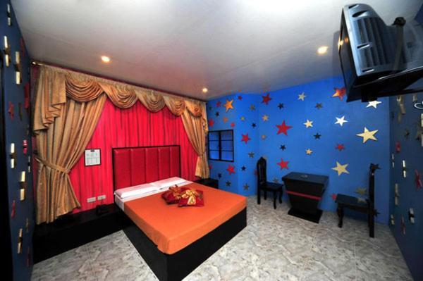 באגויו Hollywood Drive-In Hotel מראה חיצוני תמונה