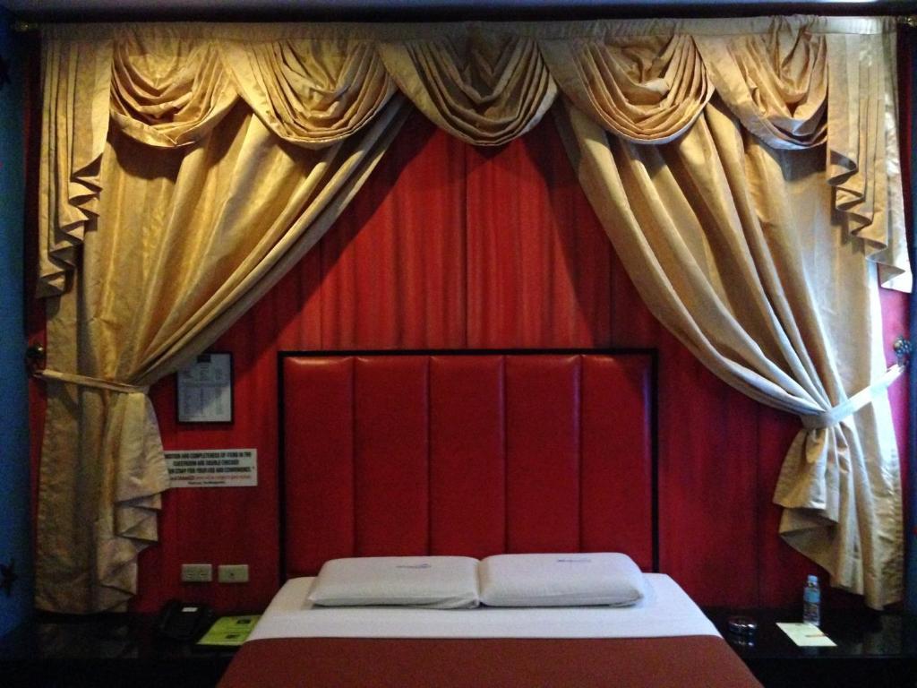 באגויו Hollywood Drive-In Hotel מראה חיצוני תמונה