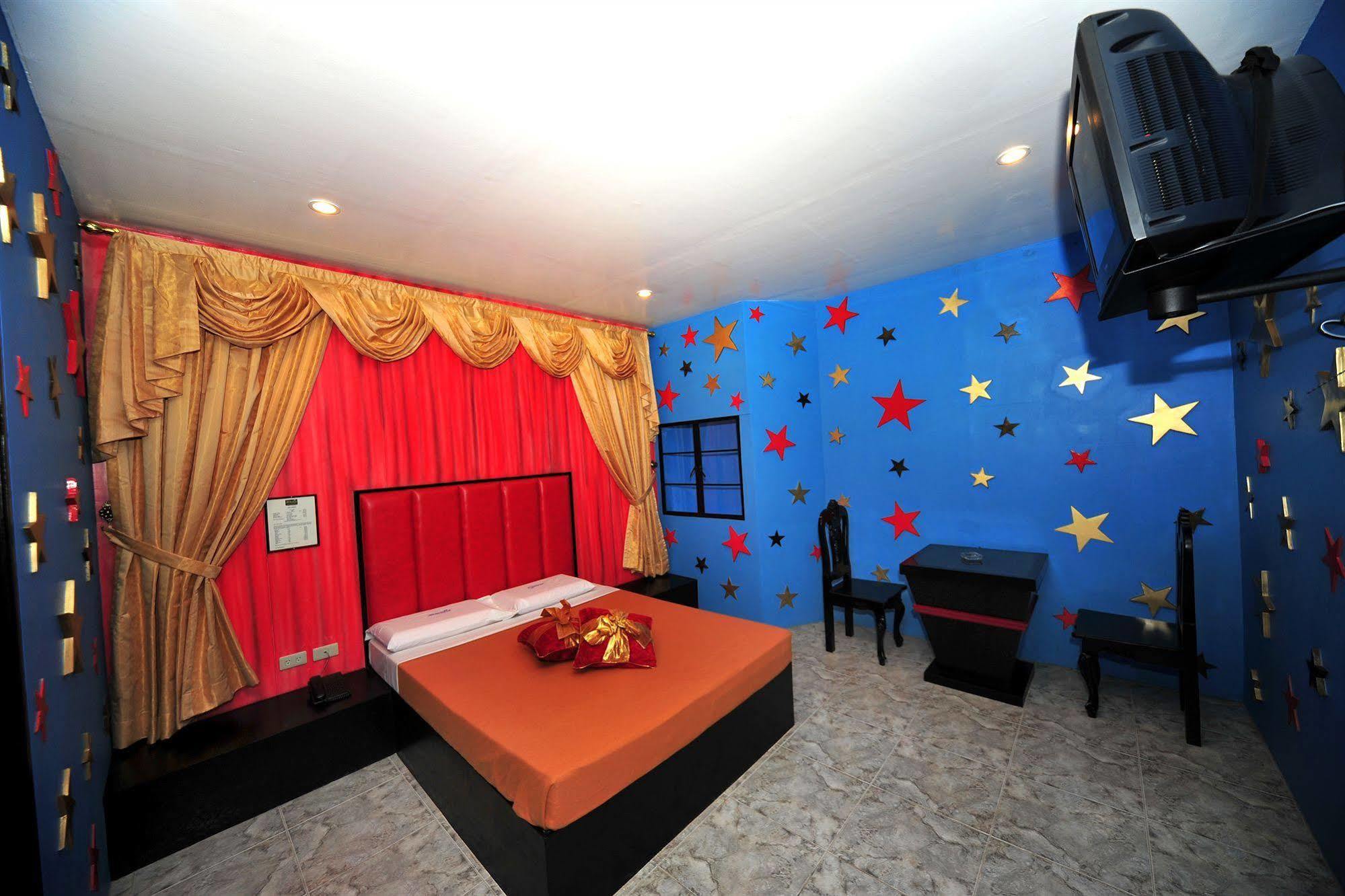 באגויו Hollywood Drive-In Hotel מראה חיצוני תמונה